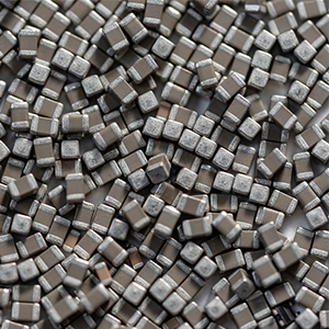 貼片電容的容值會受外部電場和磁場影響？